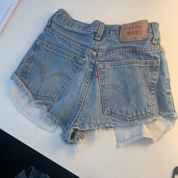 Perfect vintage Levi distressed jean shorts!!! - Picture 3 of 5